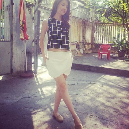 Diễm My 9X trẻ trung và gợi cảm với quần giả váy đang gây sốt và áo dáng lửng.