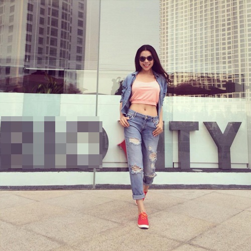 Trà Ngọc Hằng xuống phố khỏe khoắn với quần rách, áo crop top cùng giày thể thao.
