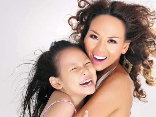 Thuy Uyen Techno lam MV cung con gai hinh anh