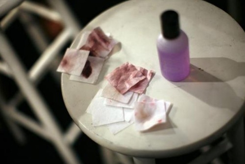 Vì luôn phải trang điểm và làm tóc theo yêu cầu của nhà thiết kế nên làn da và mái tóc của người mẫu luôn chịu tác động rất khắc nghiệt. Trong khi đó họ không có thời gian và điều kiện để chăm sóc kỹ lưỡng.