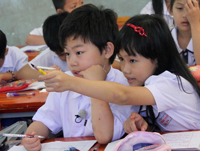 Tieu Psy duoc cac ban giup do khi hoc tap tai Viet Nam hinh anh