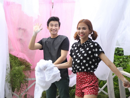 Chi Thien hoa trai ngoan giat do trong MV moi hinh anh