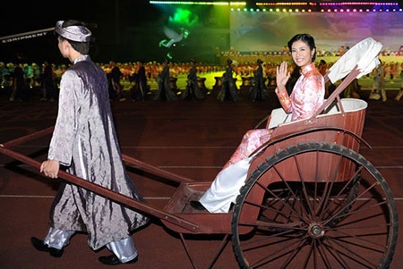 Vừa lên ngôi Hoa hậu, Ngọc Hân dính scandal đến trễ tại Đại lễ 1000 năm Thăng Long - Hà Nội.