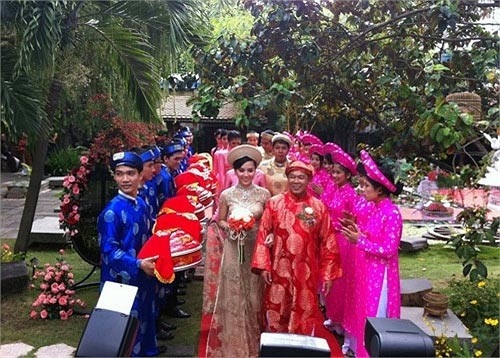  Ông chính là con trai của doanh nhân Tư Hường – bà chủ của Tập đoàn Hoàn Cầu và Ngân hàng Nam Á. Khối tài sản khổng lồ gia đình nhà chồng Dương Trương Thiên Lý sở hữu rất đáng nể, lên tới hàng chục triệu USD.