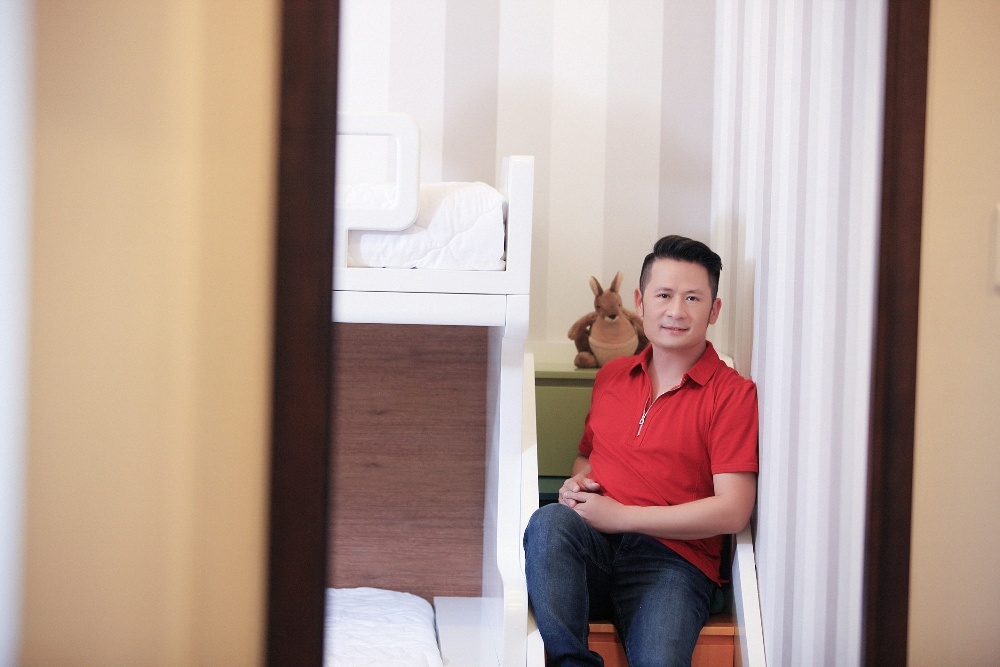 Anh cho biết sở dĩ chọn cho mình một chỗ bình yên sau những ngày lao động mệt nhọc, muốn 3 cậu con trai của mình, Beckham, Colin, Kenzi có chỗ vui chơi thoả thích mỗi dịp nghỉ hè tại quê hương. Nơi Bằng Kiều ở có vị trí rất thuận tiện cho công việc cũng như sinh hoạt cá nhân của anh.