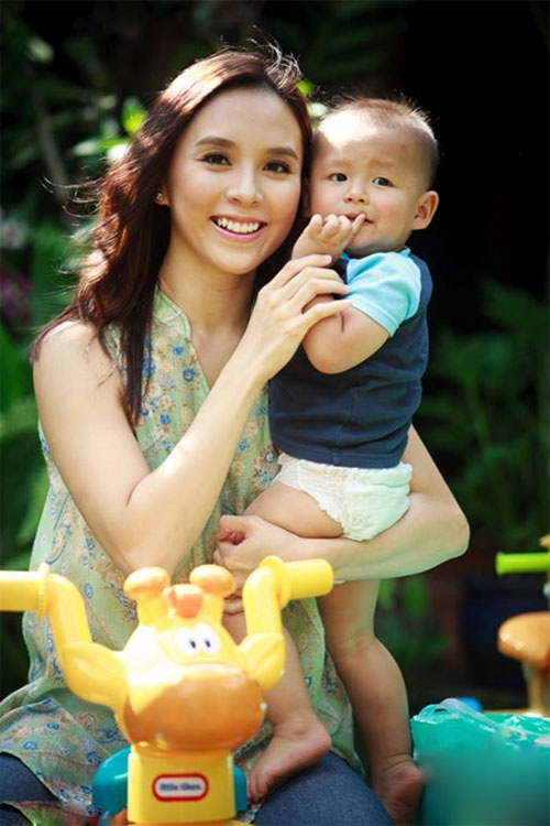 Đến nay, sau khi sinh cậu con trai đầu lòng đã có rất nhiều thông tin khẳng định Thiên Lý trở thành cổ đông lớn của NamABank khi sở hữu 14,76 triệu cổ phần (tương đương 4,92%) tại ngân hàng này. Hiện tại, gia đình của Á hậu này cũng là cổ đông lớn nhất tại NamABank. Năm 2014, NamABank đặt mục tiêu tái cơ cấu với các chỉ tiêu đặt ra là <abbr class=