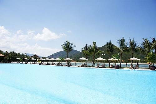 Ngoài khối tài sản khổng lồ, gia đình chồng Thiên Lý còn sở hữu rất nhiều khu du lịch nghỉ dưỡng cao cấp. Riêng về gia đình nhà bố mẹ đẻ cũng rất có điều kiện, với khu nhà vườn cao cấp...