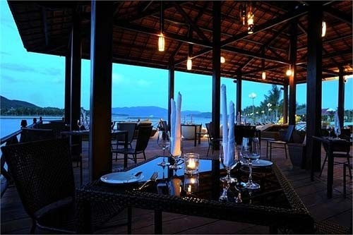 Với nhiều kiến trúc cổ xưa là mái ngói rêu phong, màu nâu của gỗ hòa cùng màu xanh cây lá, cách thiết kế sân vườn, hồ nước, cây cảnh rất ấn tượng.