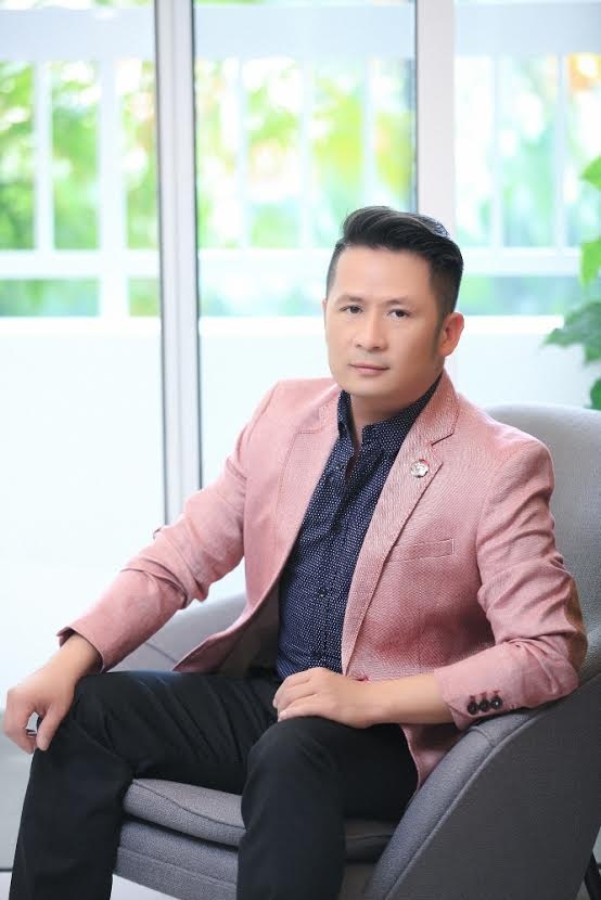 Thời gian này, ông bố ba con đang dính nghi án hẹn hò với người đẹp Dương Mỹ Linh. Cả hai thường xuyên bị bắt gặp đi cùng nhau và có những cử chỉ khá thân thiết.