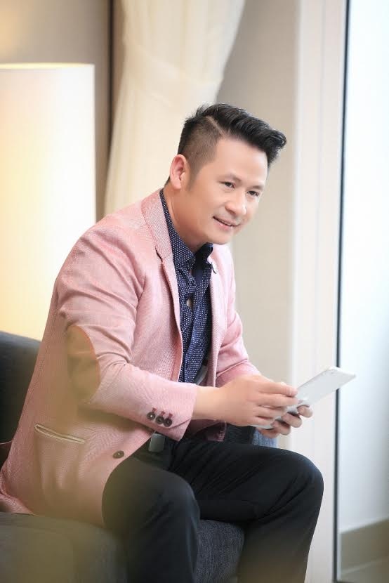 Tin đồn Bằng Kiều đang hẹn hò Dương Mỹ Linh ngày càng có cơ sở khi người có mặt trong chuyến lưu diễn châu Âu gần đây của các nghệ sĩ hải ngoại. Một thành viên trong đoàn đăng tải khá nhiều hình ảnh hai người liên tục đứng cạnh nhau và có những cử chỉ quàng vai, bá cổ thân thiết. 