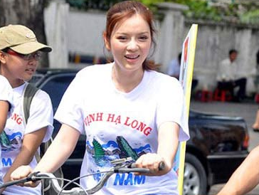 Anh doi thuong cua sao Viet khi dap xe dao pho hinh anh