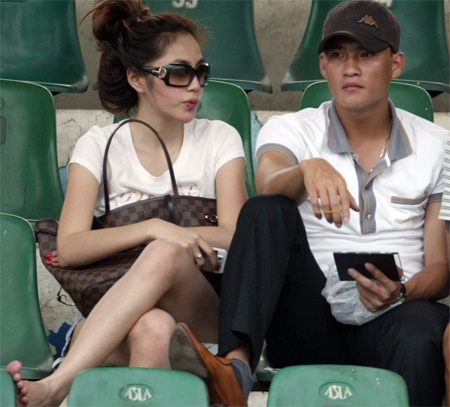 Không lâu sau khi Thủy Tiên tuyên bố mình yêu Công Vinh, khiến bao fan bóng đá nữ phải nuối tiếc thì tình cũ Ưng Hoàng Phúc công khai chuyện ê-kíp cũ của Thủy Tiên đã từng 