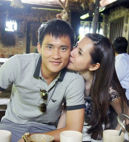 Hàng loạt hình ảnh tình cảm của Thủy Tiên và Công Vinh đều bị mọi người cho rằng đang 