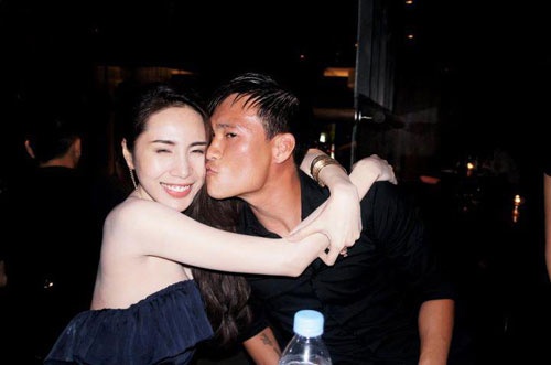 Hàng loạt những hình ảnh tình cảm khiến không ít người ganh tỵ vì độ hạnh phúc của cặp đôi này.