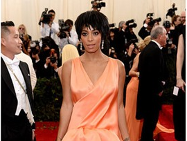 So sanh thu vi ve nhung chiec vay tren tham do cua sao hinh anh