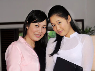 Con gai Hong Van dong chung vai voi me trong phim moi hinh anh