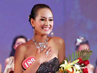 3 hoa hau Viet lot xac tu den nhem sang trang su hinh anh