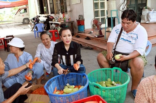 Lần nào về nước hầu như Việt Hương cũng đi từ thiện để chia sẻ với những mảnh đời bất hạnh.
