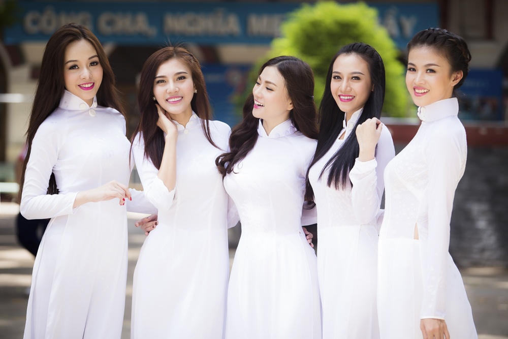 Thu Thuy va nhom TVM xinh tuoi trong ta ao dai hinh anh