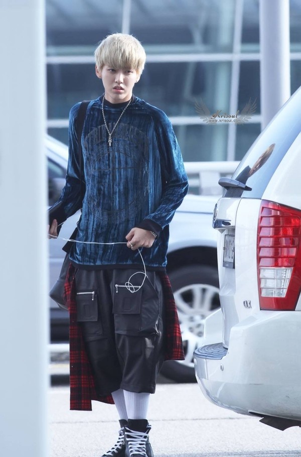 Kris thường xuyên sa đà với những món đồ với nhiều chi tiết thừa thãi và rườm rà.