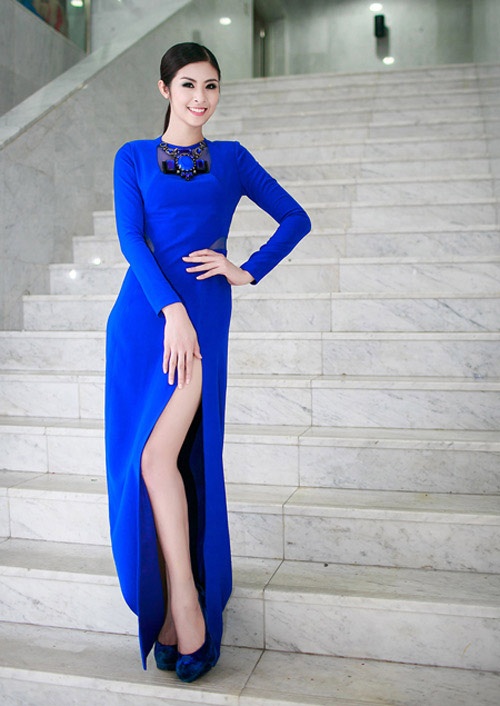 Hoa hậu Ngọc Hân gượng gạo tạo dáng vì phần váy xẻ quá đà.