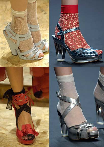 Tất chân với sandals là một trong những xu hướng cực kì kén người ứng dụng.