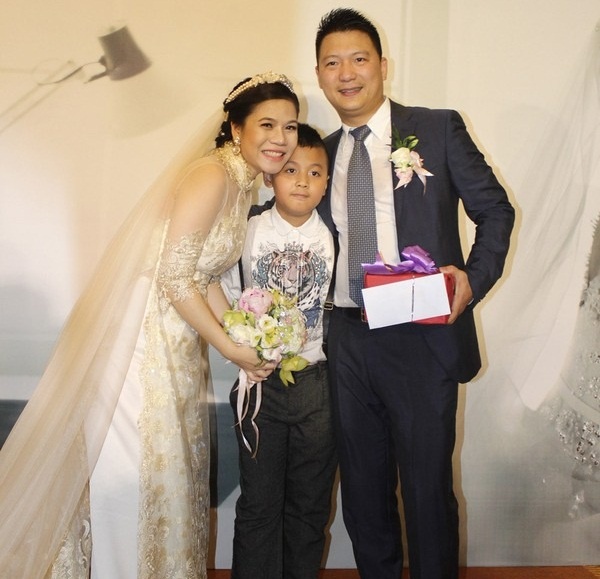 Tình cảm thắm thiết của Mỹ Dung và con riêng của chồng trong ngày cưới.