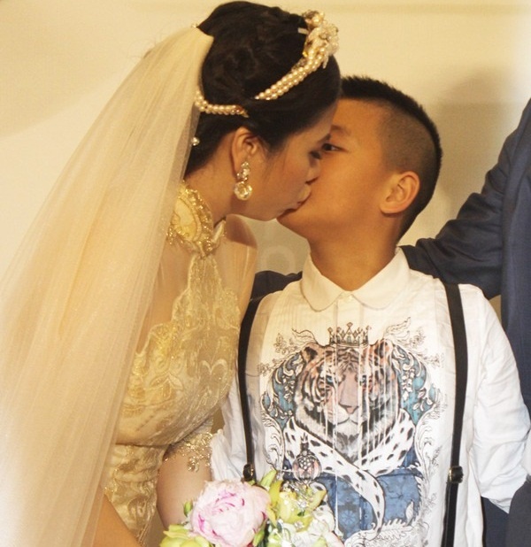 Tình cảm thắm thiết của Mỹ Dung và con riêng của chồng trong ngày cưới.