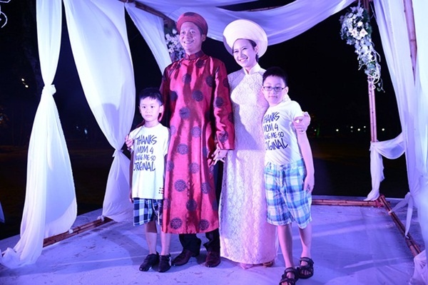 Gia Bách - Anh Khoa trên sân khấu cùng bố mẹ.