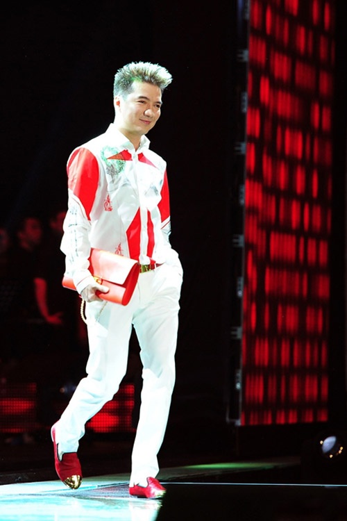 Đàm Vĩnh Hưng luôn xuất hiện với vẻ ngoài khá đỏm dáng và ngập tràn hàng hiệu.