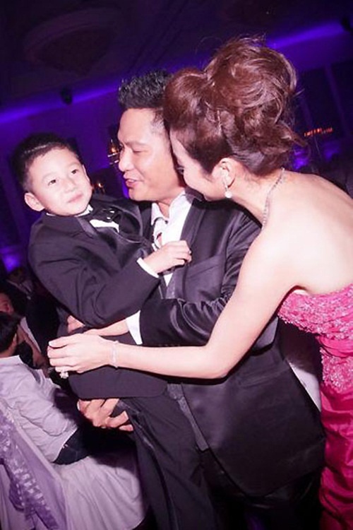 Bảo Nam bên mẹ Jennifer Phạm và Đức Hải.