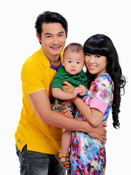Quách Ngọc Ngoan hạnh phúc bên Lê Phương và con trai.