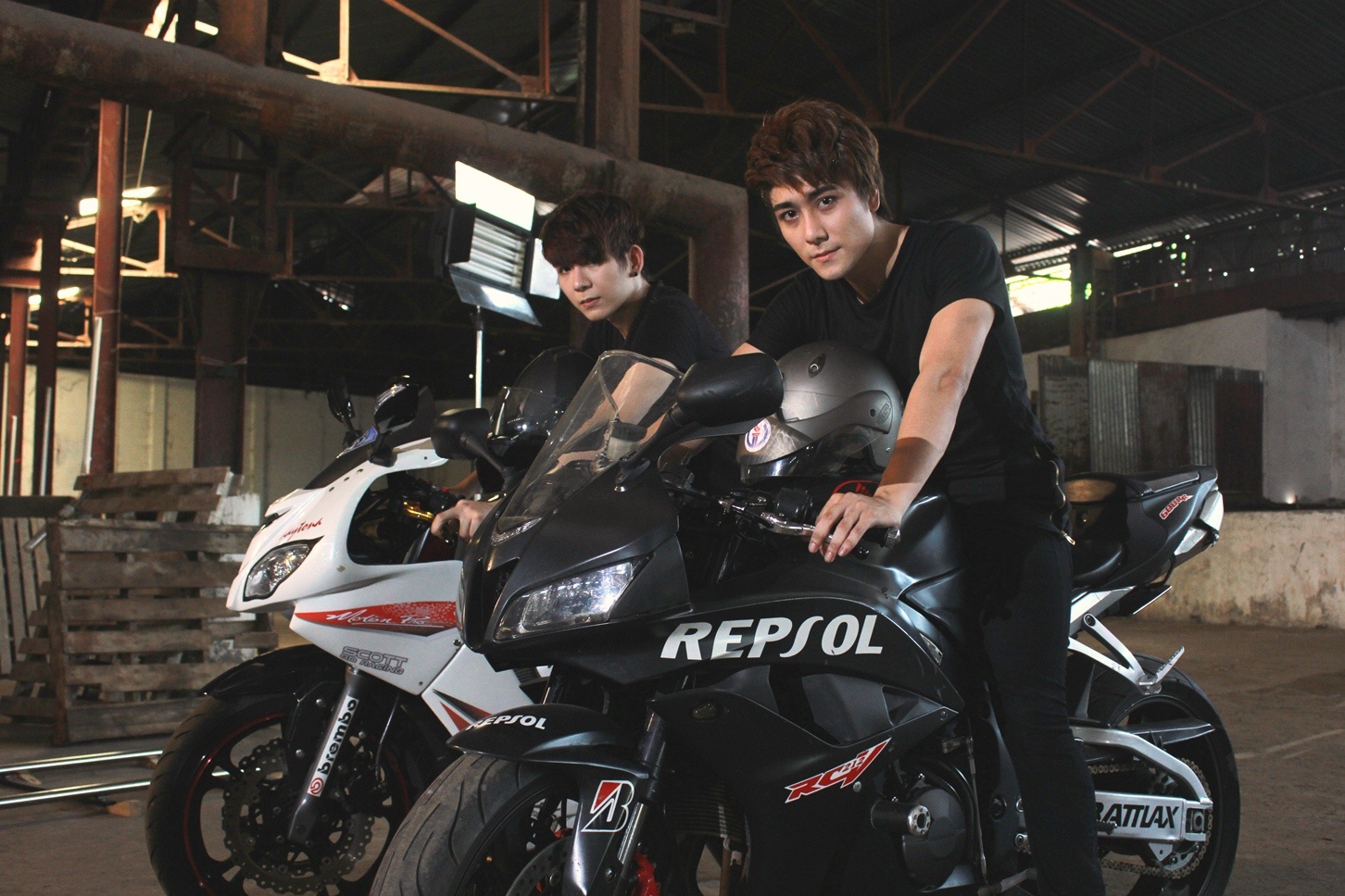 Thanh vien La Thang nga xe khi quay canh chay mo to hinh anh