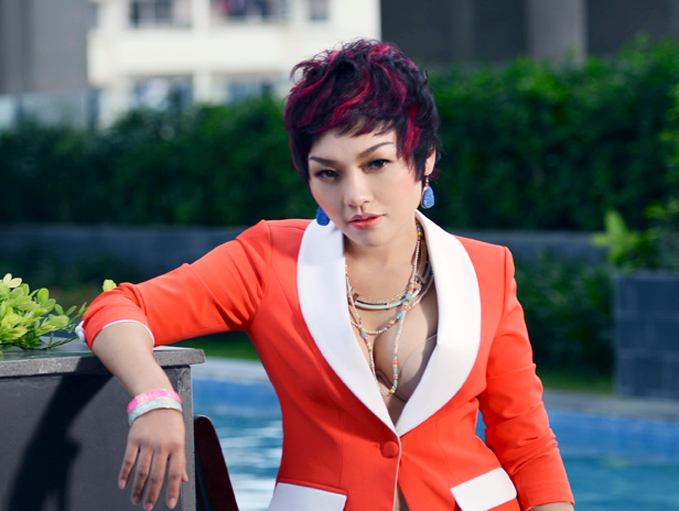 Thai Thuy Linh co tinh khoe noi y khi chup anh hinh anh