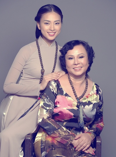 Cha cô làm nghề thương hồ vở vùng sông nước Trà Vinh, mẹ làm nội trợ và trông coi quán cà phê nhỏ mở ngay trước cửa nhà.  