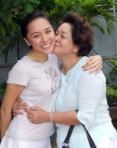 bố cô là giảng viên trường Đại học khoa học xã hội và nhân văn, mẹ là bác sĩ. Gia đình Dương Trương Thiên Lý sở hữu quán An, một địa chỉ ẩm thực nối tiếng với khung cảnh được bài trí rất thơ mộng theo kiến trúc cổ Việt Nam, tại khu Thanh Đa, Q. Bình Thạnh, TPHCM.