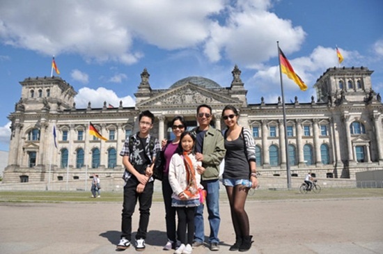 Gia đình Mỹ Linh – Anh Quân luôn bận rộn với kế hoạch âm nhạc, con cái của họ thì kín lịch đi học. Vì thế, khi có dịp rảnh rỗi, cả gia đình thường tổ chức những chuyến du lịch trong và ngoài nước. Trong những chuyến đi này, đôi khi còn có sự góp mặt của song thân Mỹ Linh – Anh Quân.