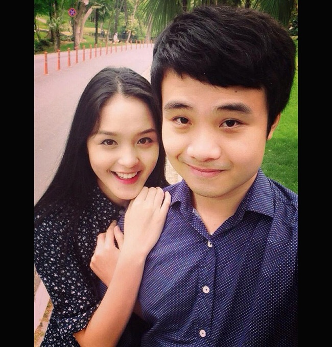 Á hậu Hoàng Anh mới đầu tháng 5 đã chia sẻ hình ảnh của cô và bạn trai cùng lời viết kỉ niệm 5 tháng hẹn hò. Vẻ đẹp trai thư sinh của người yêu Hoàng Anh được nhiều cư dân mạng khen ngợi.