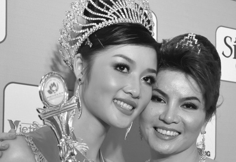 Hoa hậu Triệu Thị Hà và T.S Kim Hồng trong đêm chung kết Hoa hậu các dân tộc VN 2011.