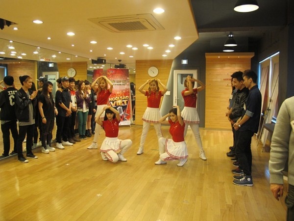 BTOB, Crayon Pop giao luu voi thi sinh NSV trong tap 11 hinh anh