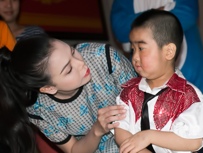 Tra Ngoc Hang vui tet thieu nhi voi tre nho bi benh mau hinh anh