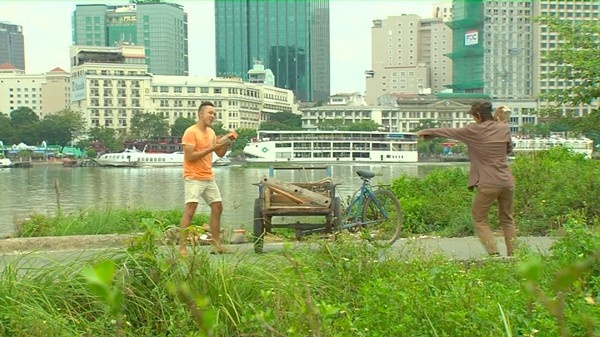 Lo va Duong 'chien' nhau bang gach hinh anh