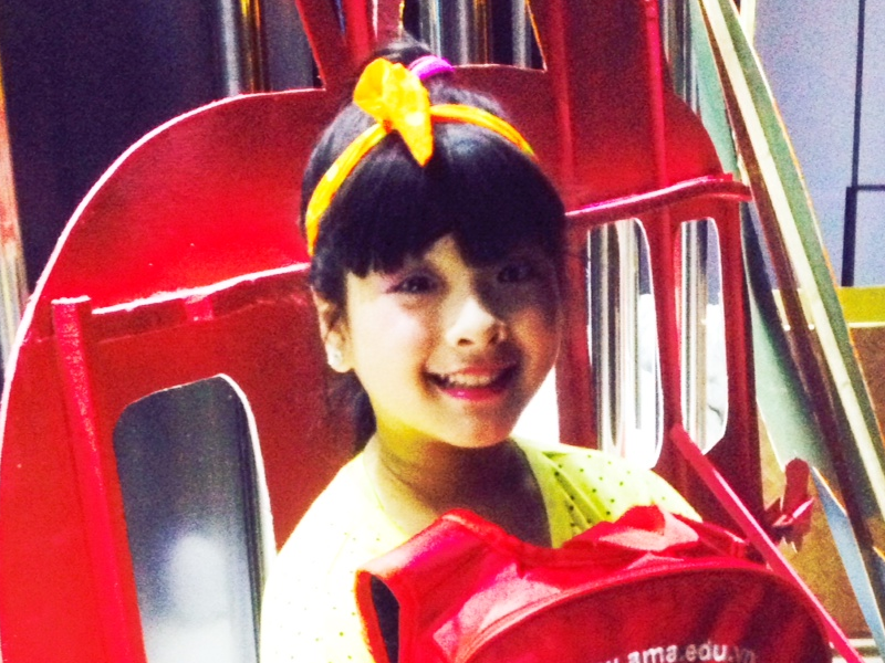 Con gai Chieu Xuan nhan hoc bong ngay 1/6 hinh anh