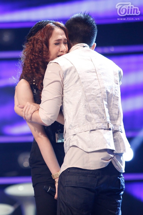 Phạm Hồng Phước ôm tạm biệt Hương Giang khi phải dừng cuộc chơi.