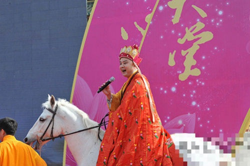 Sao 'Tay du ky' phai cuoi ngua kiem song hinh anh