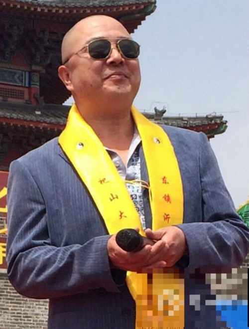 Từ Thiếu Hoa dẫn chương trình tại lễ khánh thành một khu vui chơi giải trí ở tỉnh Sơn Đông.