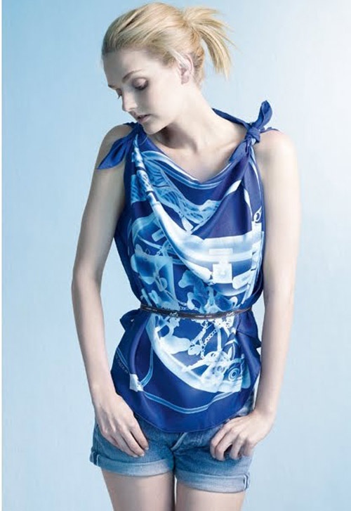 Khăn lụa với những họa tiết đầy màu sắc, bắt mắt là phụ kiện yêu thích của nhiều chị em, đặc biệt là những cô nàng công sở. Ngoài tác dụng là khăn quàng cổ thì khăn lụa còn rầm rộ với chức năng có thể được dùng để tạo nên những chiếc áo lụa mùa hè rất mát, phong cách và không kém phần gợi cảm. Chỉ bằng những nút thắt thông minh, bạn có thể biến hóa chiếc khăn lụa thành hàng trăm kiểu dáng khác nhau mà không hề