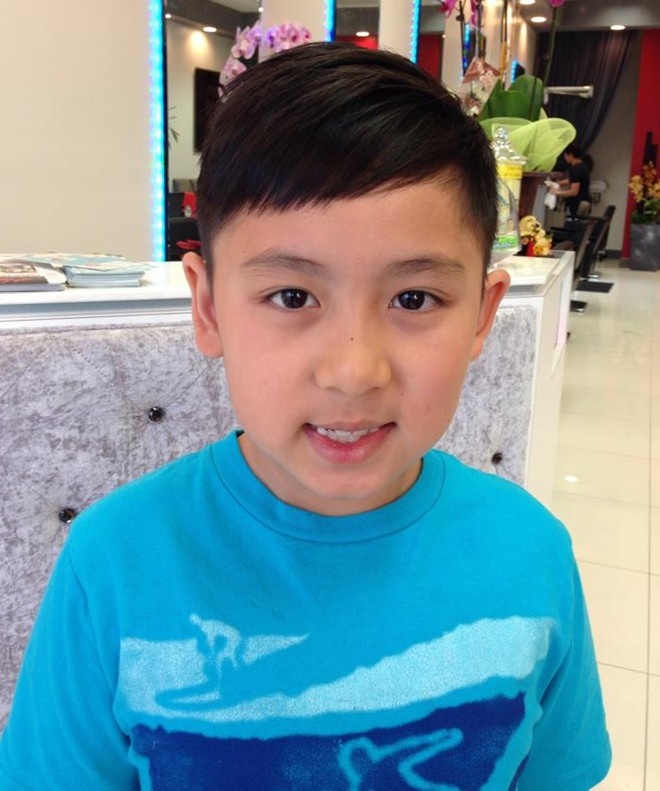 Mới đây, nữ ca sĩ hải ngoại Trizzie Phương Trinh chia sẻ lên trang cá nhân bài kiểm tra đạt điểm xuất sắc 100% của Bằng Anh, khiến nhiều người xuýt xoa. Bà mẹ ba con cũng cho biết thêm: 