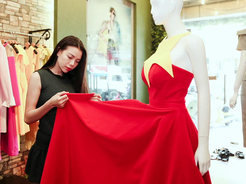 Tra Ngoc Hang ngoi xe sang toi thu vay doc hinh anh