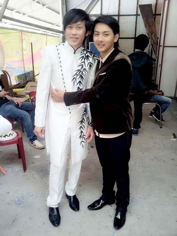  Hoài Lâm và cha nuôi Hoài Linh.